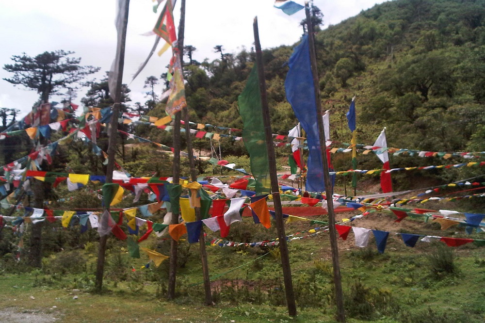 Rodongla Trek - prayer flags at yutongla pass